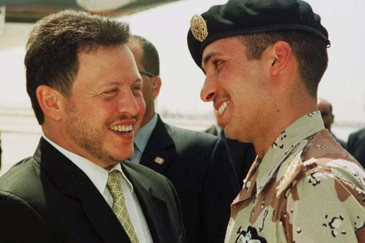 El rey Abdullah II de Jordania y su medio hermano, el príncipe Hamzah, a la derecha, en abril de 2001: otros tiempos.