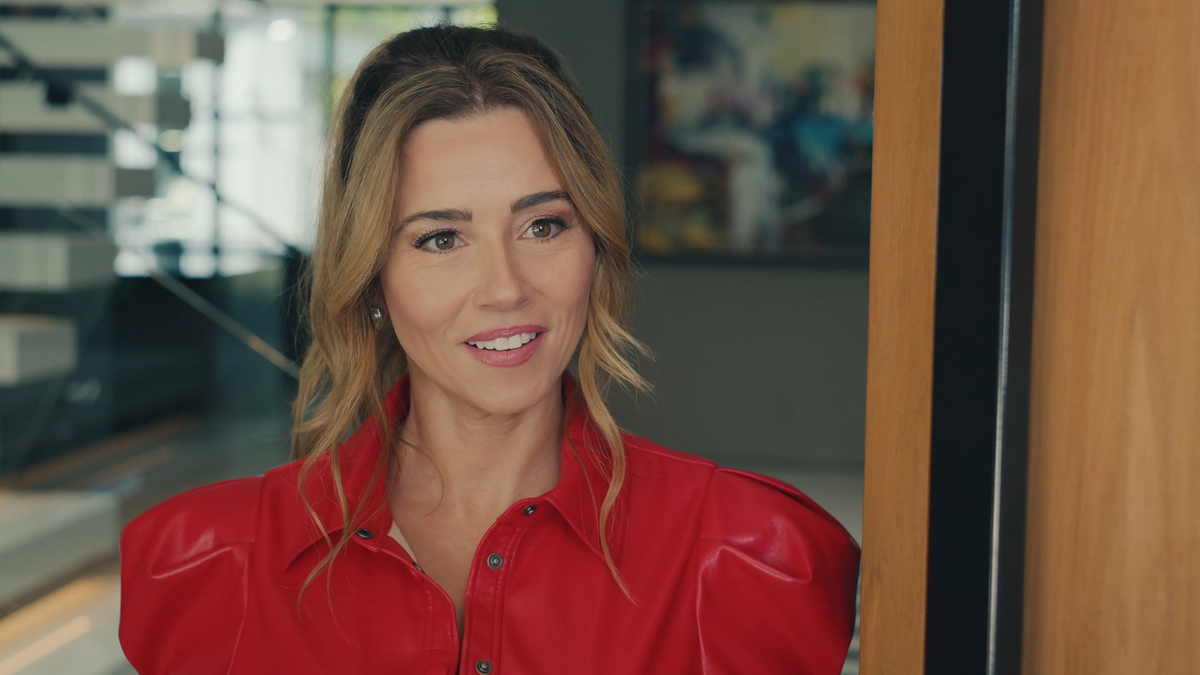 Esta nueva miniserie de Netflix sigue las vidas de tres matrimonios que compiten entre ellos por una casa que podría resolver todos sus problemas. Esta nueva miniserie de Netflix sigue las vidas de tres matrimonios que compiten entre ellos por una casa que podría resolver todos sus problemas.