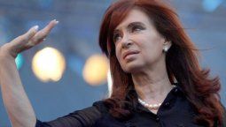 altText(Falso rumor: En campaña, Cristina no abandona el luto (¿cábala?))}