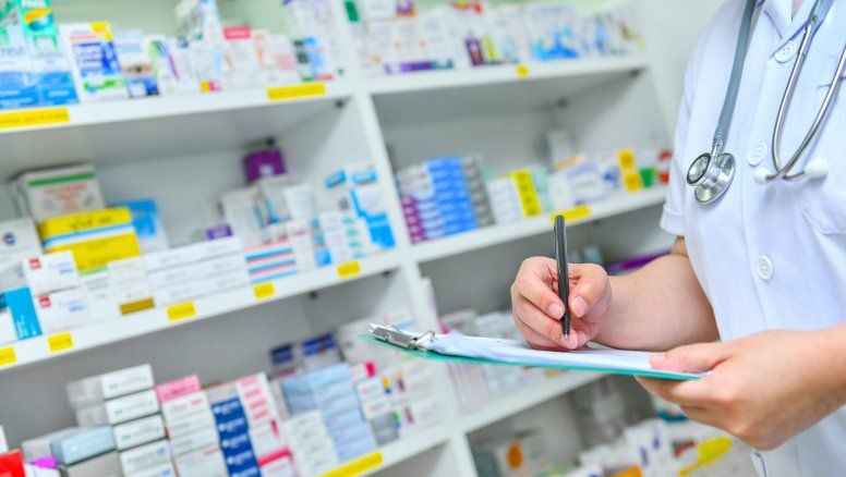 PAMI ya comenzó con las transferencias para regularizar su deuda y ahora arden las farmacias