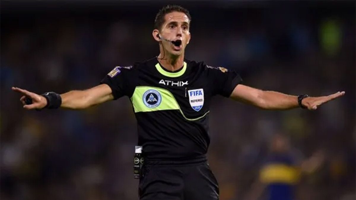 Claudio Chiqui Tapia castigó, ahora, al árbitro Nazareno Arasa tras su polémica actuación en el partido River y Gimnasia y Esgrima de La Plata. Claudio Chiqui Tapia castigó, ahora, al árbitro Nazareno Arasa tras su polémica actuación en el partido River y Gimnasia y Esgrima de La Plata.