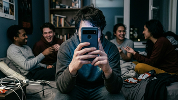 ¿18 horas frente al celular? Los