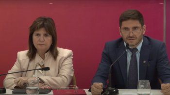 Patricia Bullrich y Maximiliano Pullaro en la conferencia de prensa en Rosario. Patricia Bullrich y Maximiliano Pullaro en la conferencia de prensa en Rosario.