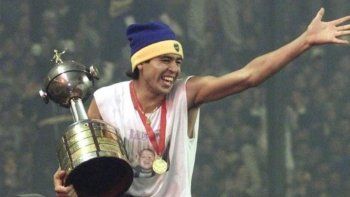 Riquelme con la Copa Libertadores que Boca ganó en 2001. Riquelme con la Copa Libertadores que Boca ganó en 2001.