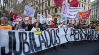 Javier Milei difícilmente haya visto desde el balcón de su despacho a los Jubilados que marcharon desde el Congreso de la Nación hacia Plaza de Mayo en una nueva jornada de protesta contra el gobierno. Javier Milei difícilmente haya visto desde el balcón de su despacho a los Jubilados que marcharon desde el Congreso de la Nación hacia Plaza de Mayo en una nueva jornada de protesta contra el gobierno.