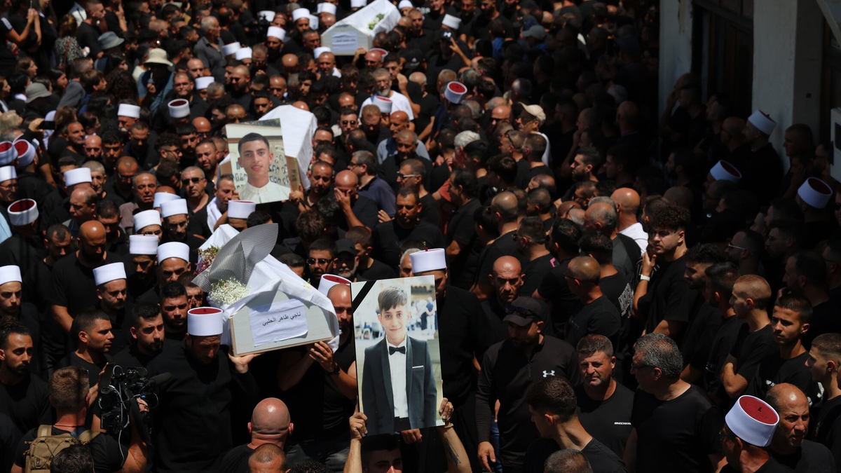 La comunidad árabe-drusa considera un insulto para la memoria de las víctimas que Netanyahu haya visitado el lugar. Funerales por los niños asesinados en un bombardeo sobre Majdal Shams, localidad drusa en los Altos del Golán ocupados por Israel La comunidad árabe-drusa considera un insulto para la memoria de las víctimas que Netanyahu haya visitado el lugar. Funerales por los niños asesinados en un bombardeo sobre Majdal Shams, localidad drusa en los Altos del Golán ocupados por Israel