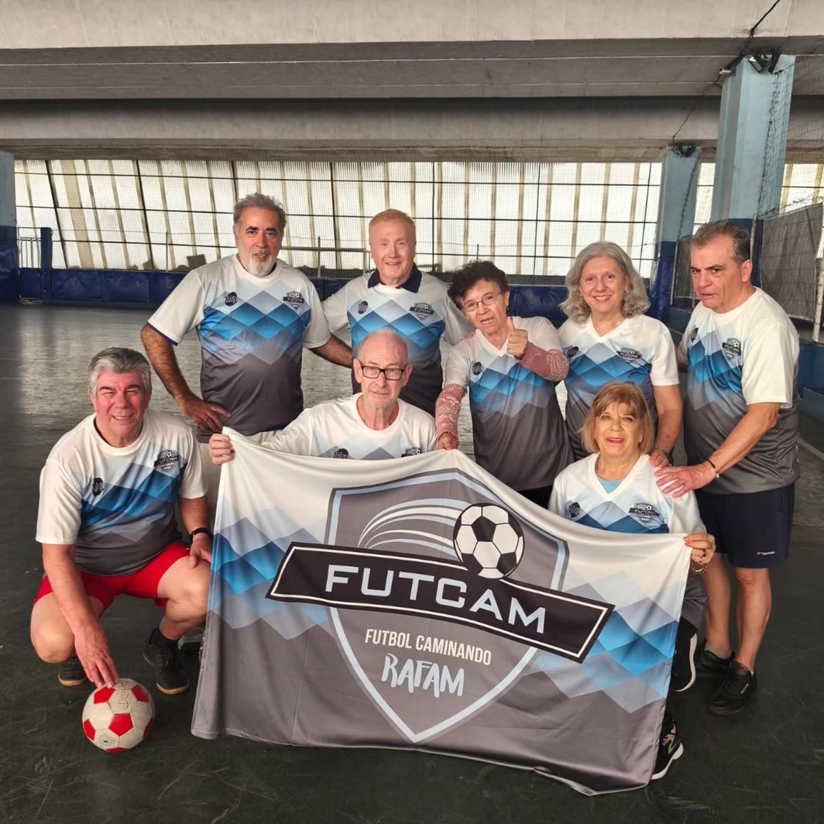 Son en total 20 jugadores de más de 60 años los que concurren una vez por semana al futcam que organiza la Fundación Rafam, presidida por la profesora Silvia Maranzano. (Foto Instagram Fundación Rafam).