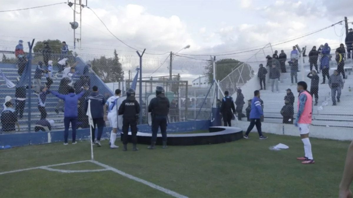 Brown de Puerto Madryn se quedó con el clásico de Chubut frente a Guillermo Brown 1-0 pero terminó con incidentes y denuncias por el accionar del arbitraje. Brown de Puerto Madryn se quedó con el clásico de Chubut frente a Guillermo Brown 1-0 pero terminó con incidentes y denuncias por el accionar del arbitraje.