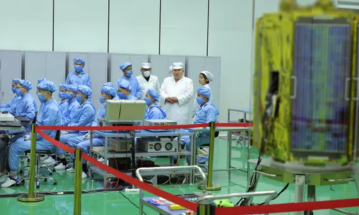 Kim Jong-un inspecciona los preparativos del lanzamiento del primer satélite espía militar o misil.