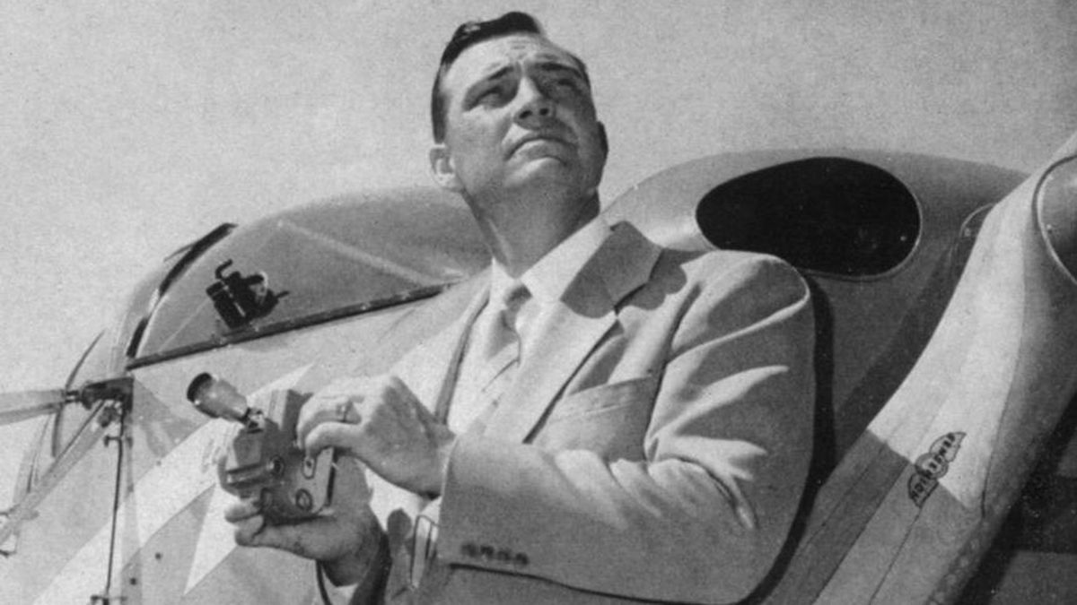 El piloto Kenneth Arnold fue la primera persona de la historia en avistar un OVNI, en su caso, nueve objetos voladores brillantes que volaban en formación a alta velocidad. El piloto Kenneth Arnold fue la primera persona de la historia en avistar un OVNI, en su caso, nueve objetos voladores brillantes que volaban en formación a alta velocidad. 