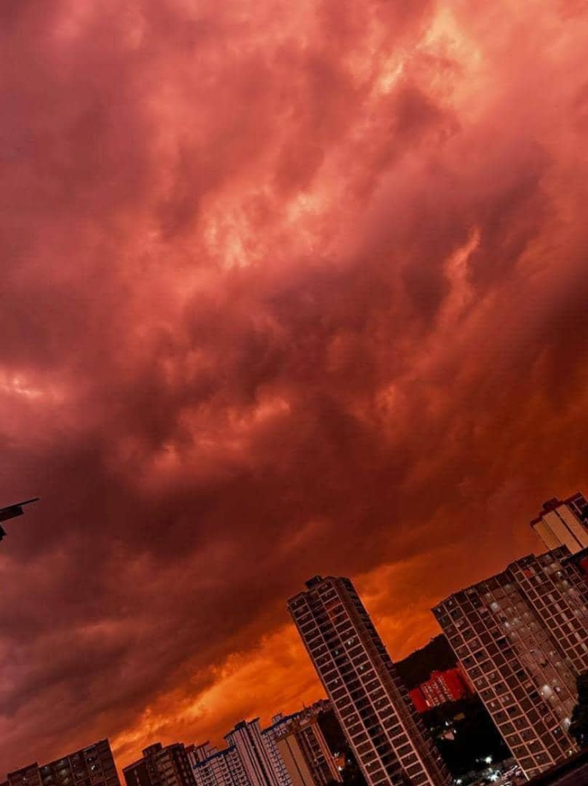 Pocos días después de los terremotos, el intenso cielo rojo sobre Caracas se viralizó, alimentando toda clase de teorías en redes sociales. Foto: X Pocos días después de los terremotos, el intenso cielo rojo sobre Caracas se viralizó, alimentando toda clase de teorías en redes sociales. Foto: X