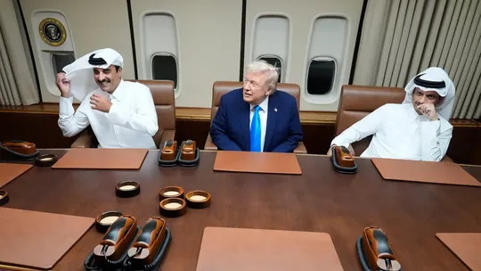 El emir de Catar, el jeque Tamim bin Hamad al-Thani (izq.), el presidente Donald Trump y el 1er. ministro y canciller, jeque Mohammed bin Abdulrahman bin Jassim Al-Thani, en el Air Force One en la base aérea Al Udeid de Doha. El emir de Catar, el jeque Tamim bin Hamad al-Thani (izq.), el presidente Donald Trump y el 1er. ministro y canciller, jeque Mohammed bin Abdulrahman bin Jassim Al-Thani, en el Air Force One en la base aérea Al Udeid de Doha.