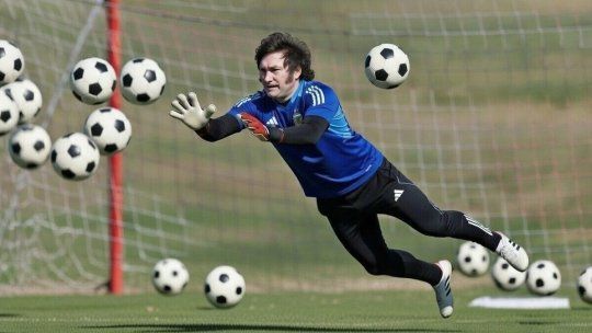 Javier Milei enfrenta el 1er. paro de clubes de fútbol (lock out patronal) de la historia argentina. Javier Milei enfrenta el 1er. paro de clubes de fútbol (lock out patronal) de la historia argentina.