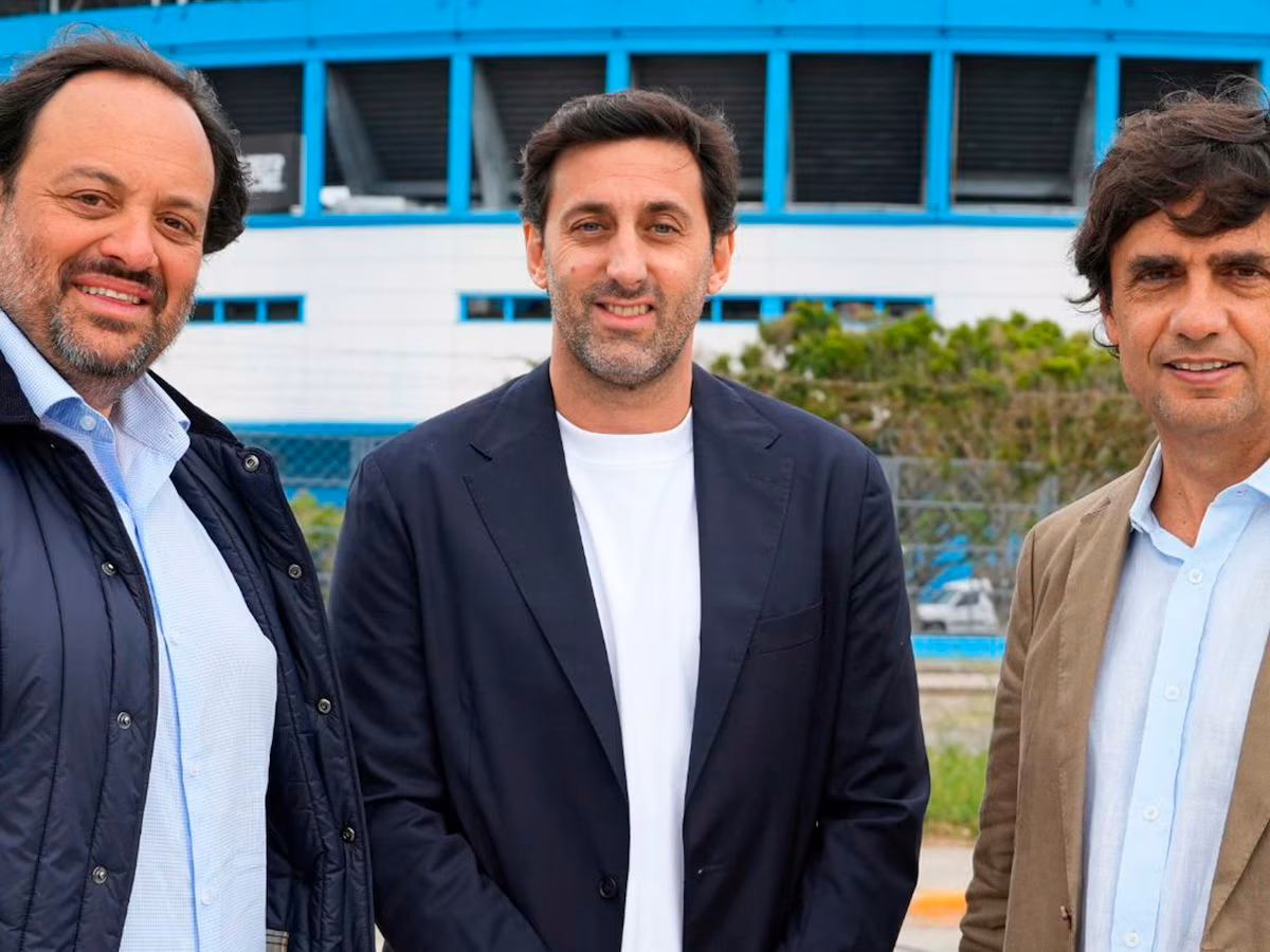 Diego Milito, presidente de Racing, y a su izquierda Hernán Lacunza, vicepresidente