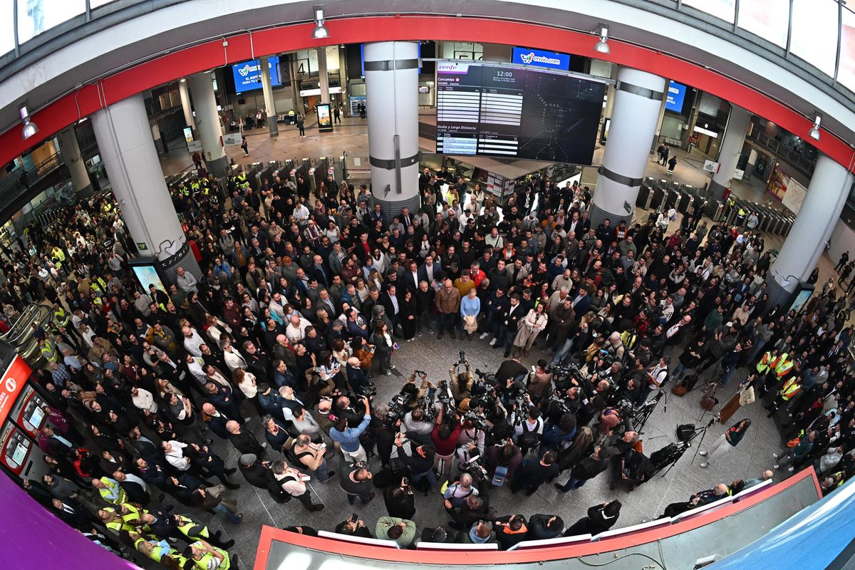 Viajeros y personal ferroviario guardan un minuto de silencio en Atocha en memoria de las v&iacute;ctimas del accidente de trenes de Urda, Toledo.