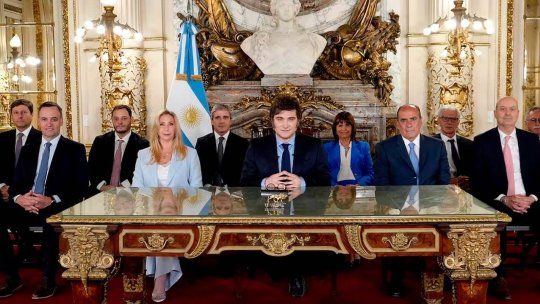 El Javier Milei de 2023 y el recuerdo del Gabinete original. (Foto: Presidencia). El Javier Milei de 2023 y el recuerdo del Gabinete original. (Foto: Presidencia).