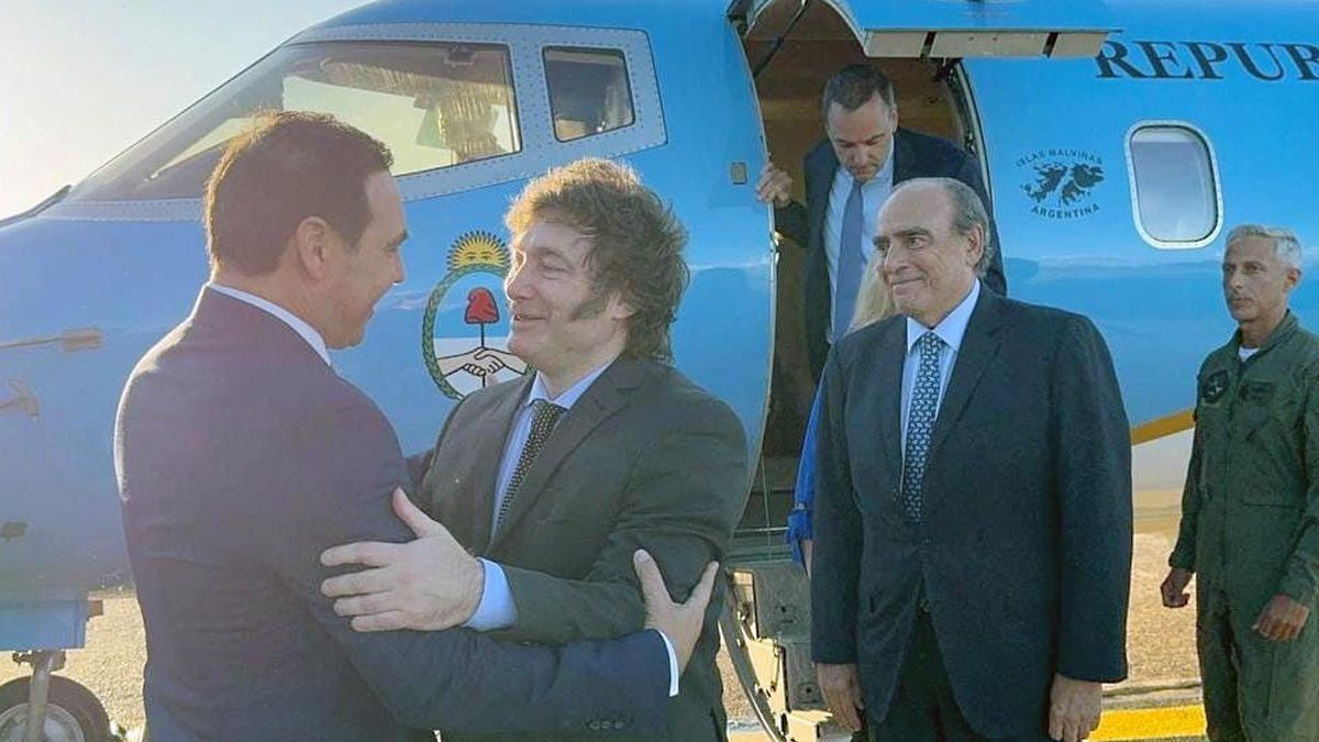 Javier Milei saluda a Gustavo Valdes, gobernador de la Provincia de Corrientes, quien queda a trasmano de casi todo el país. Detrás Guillermo Francos, inexistente ministro del Interior.
