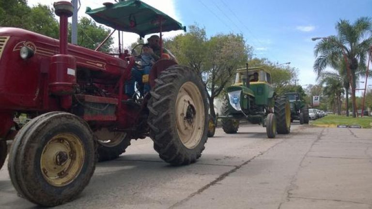 Por la escasez de gasoil, los productores piden la renuncia de Darío Martínez.