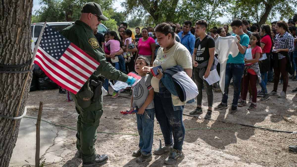 El 62%  de los encuestados desaprueba el flojo enfoque migratorio de Joe Biden.