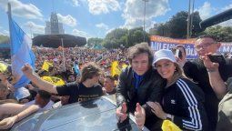 Javier Milei posa con Carolina Píparo, ante miles de personas en Lomas de Zamora.