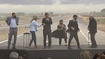 Axel Kicillof y Victoria Tolosa Paz casi vuelan en un acto