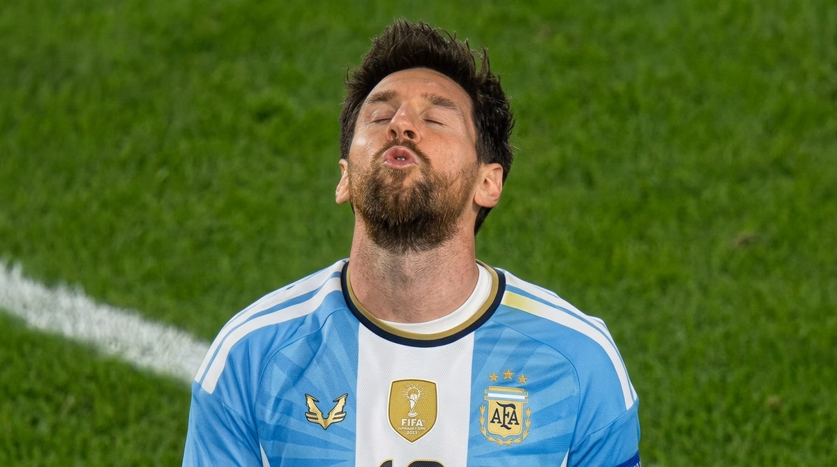 Lionel Messi protagonizó un momento en su propia despedida que no tardó en hacerse viral. El astro falló en su mejor oportunidad de gol y no se lo perdonó.