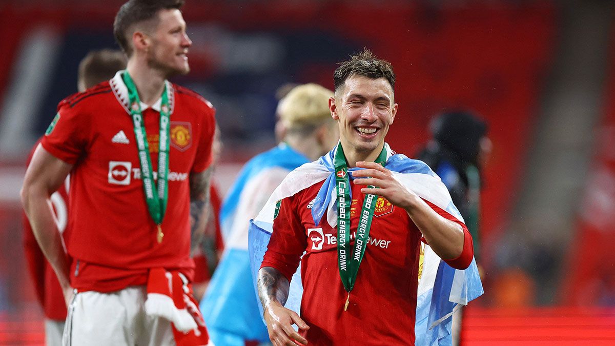 Lisandro Martínez sumó un nuevo título, esta vez, el de la Copa de la Liga Inglesa de Fútbol con el Manchester United que derrotó al Newcastle 2-0. (Foto: Noticias Argentinas/REUTERS)