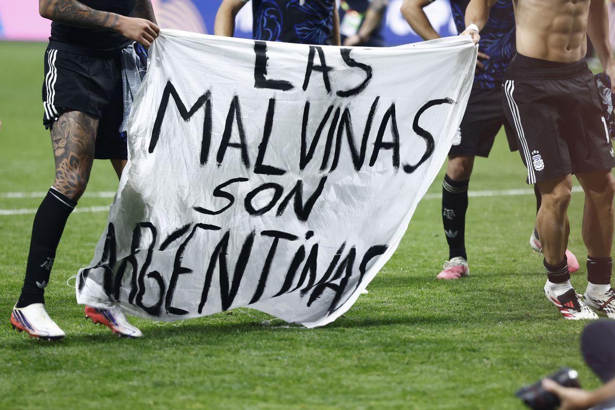 Los jugadores de Argentina exhibieron la bandera con la frase “Las Malvinas son argentinas” después de eliminar a Inglaterra y avanzar a la final del Mundial 2026. Los jugadores de Argentina exhibieron la bandera con la frase “Las Malvinas son argentinas” después de eliminar a Inglaterra y avanzar a la final del Mundial 2026.