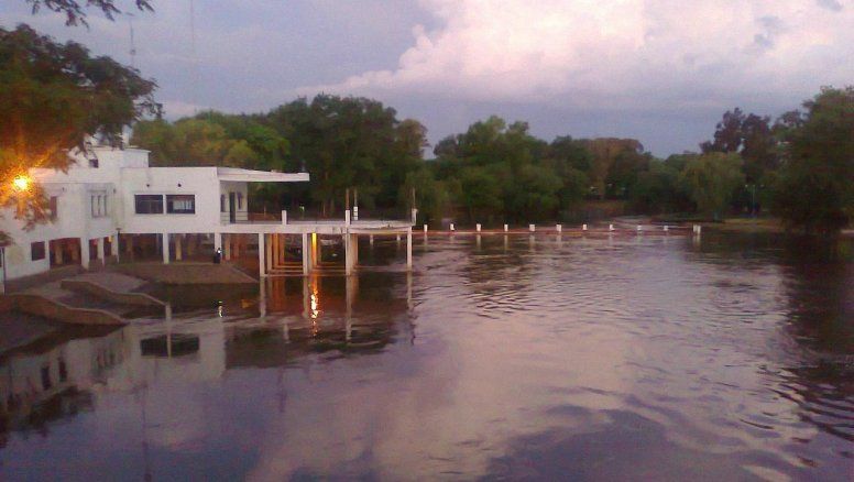 El 'pueblo' poco conocido para pasear y descansar frente al río