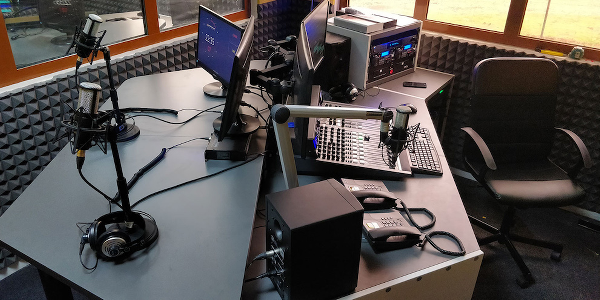 Hoy en día, encontramos locutores en plataformas digitales, lo cual les permitió expandirse a un púbico más amplio pero a la vez los desafió para aprender a adaptarse a estos nuevos medios. Hoy en día, encontramos locutores en plataformas digitales, lo cual les permitió expandirse a un púbico más amplio pero a la vez los desafió para aprender a adaptarse a estos nuevos medios.