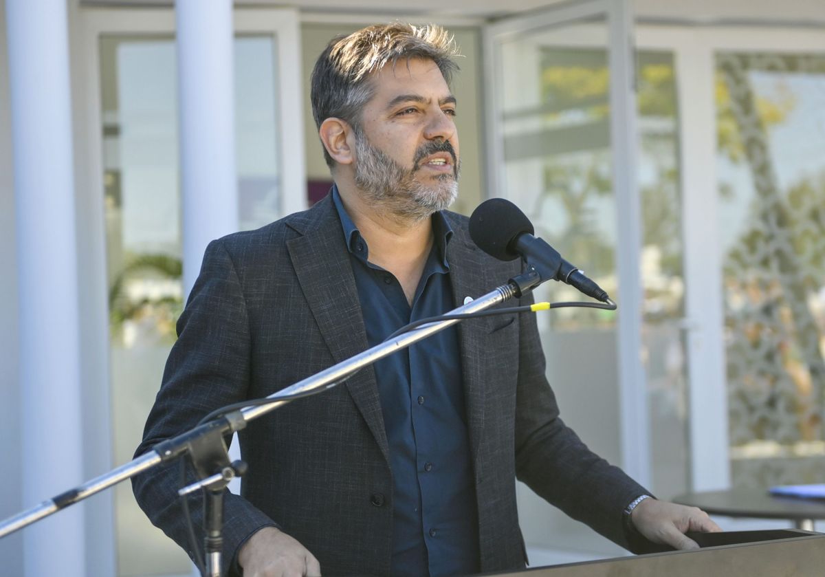 Carlos Bianco, ministro de Gobierno bonaerense, fue operado de urgencia en Barcelona y deberá permanecer algunos días en España antes de regresar a la Argentina. Carlos Bianco, ministro de Gobierno bonaerense, fue operado de urgencia en Barcelona y deberá permanecer algunos días en España antes de regresar a la Argentina.