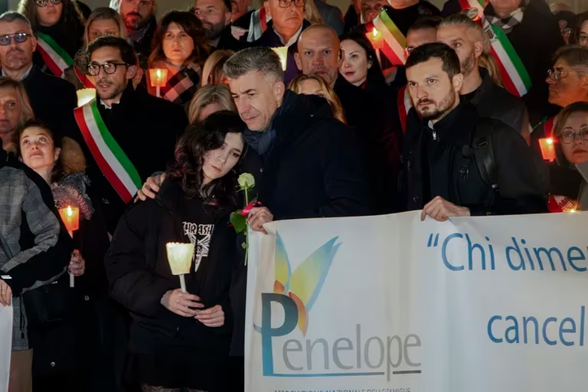 Gino Cecchettin, abrazando a su hija Elena, asiste a una vigilia en Vigonovo, cerca de Venecia, después que la policía confirmó el hallazgo del cuerpo de su hija Giulia Gino Cecchettin, abrazando a su hija Elena, asiste a una vigilia en Vigonovo, cerca de Venecia, después que la policía confirmó el hallazgo del cuerpo de su hija Giulia 