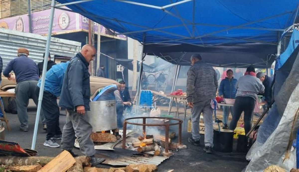 Policías en olla popular en Posadas (Misiones). Policías en olla popular en Posadas (Misiones).