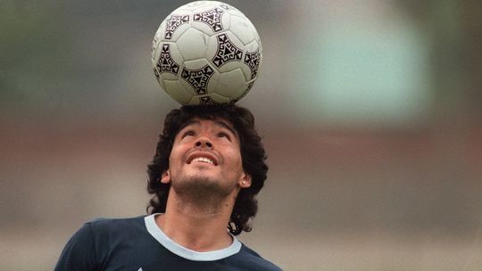 Diego Maradona hubiera cumplido 66 años y el mundo del fútbol lo homenajeó en redes sociales.&nbsp;