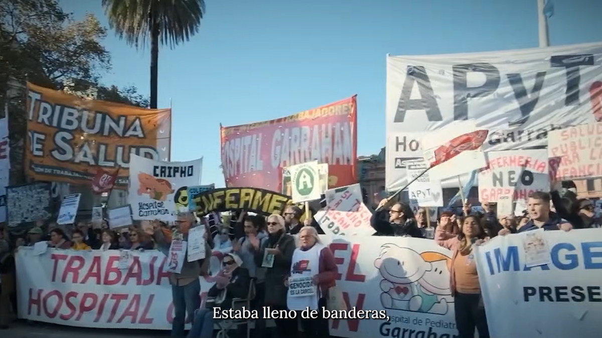 Después de meses de reclamos y paros (y bastante presión política), el Gobierno le dio a los trabajadores los aumentos. Pero según Casa Rosada, los verdaderos héroes son los que se quedaron atendiendo. Foto: Captura YouTube Después de meses de reclamos y paros (y bastante presión política), el Gobierno le dio a los trabajadores los aumentos. Pero según Casa Rosada, los verdaderos héroes son los que se quedaron atendiendo. Foto: Captura YouTube