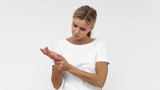 Artritis: Conoce el ejercicio que ayuda a aliviar el dolor y la rigidez / Imagen de Freepik. Artritis: Conoce el ejercicio que ayuda a aliviar el dolor y la rigidez / Imagen de Freepik.