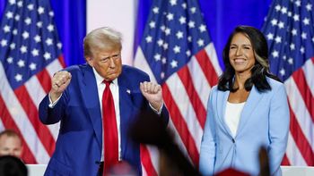 Donald Trump y Tulsi Gabbard. Donald Trump y Tulsi Gabbard.