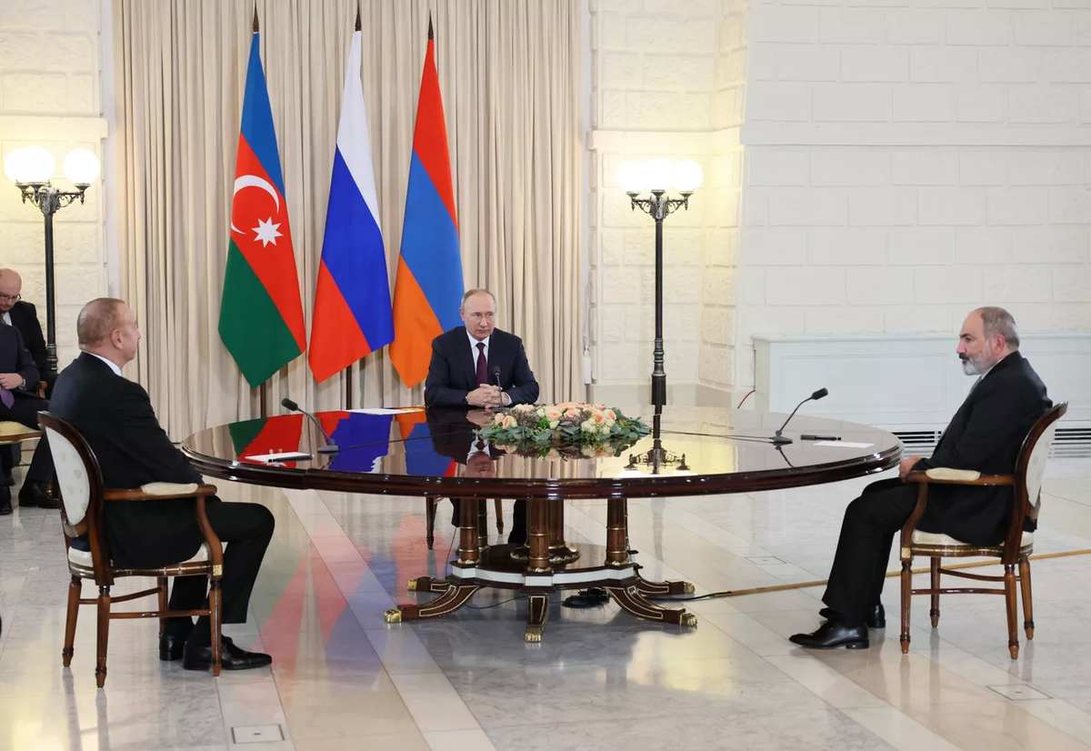 Reunión tripartita pero Armenia no parece encontrar satisfacción. Eso debilita a Rusia.