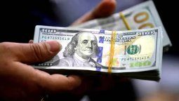 altText(A 5 ruedas de las elecciones: El dólar blue supera los $1.500)}