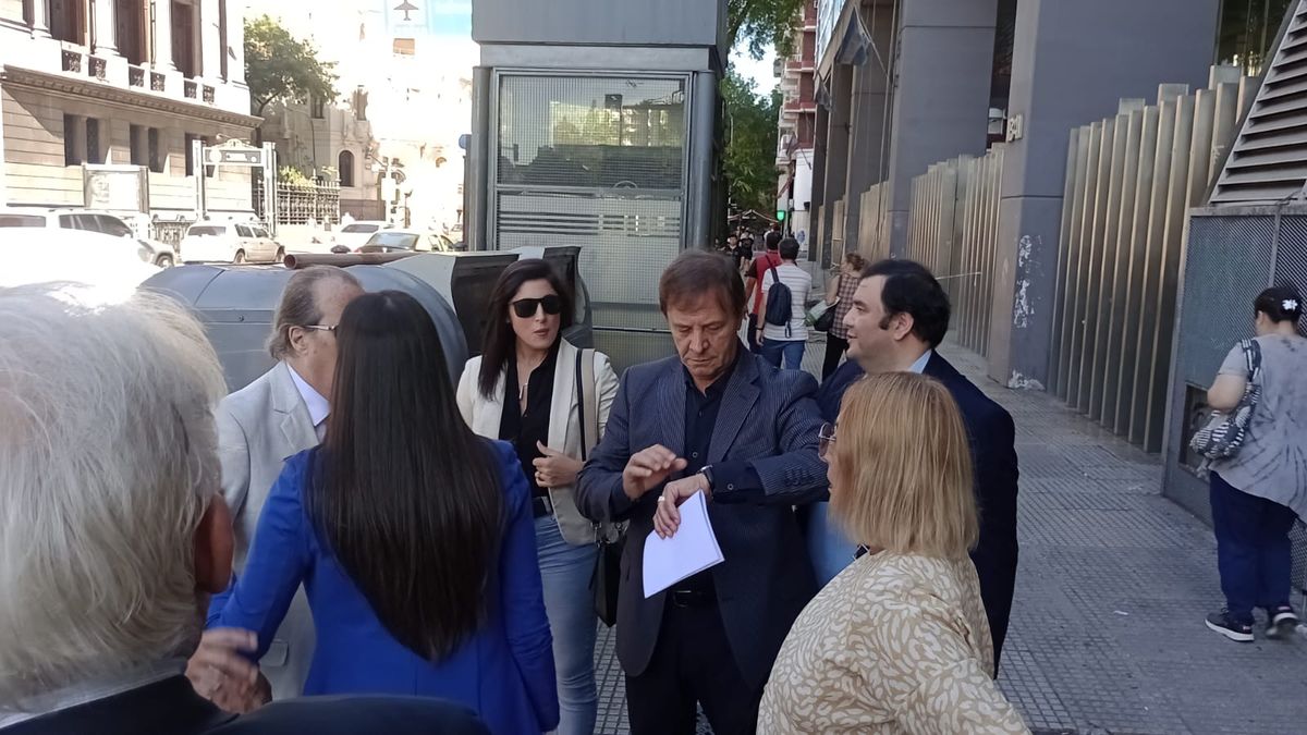 Zago con diputados de LLA antes de subir al Subte para reunirse con Milei en Casa Rosada. Zago con diputados de LLA antes de subir al Subte para reunirse con Milei en Casa Rosada.