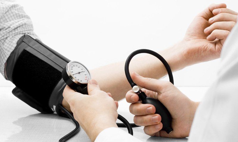 La hipertensión arterial y la diabetes son las 2 principales causas de la enfermedad o insuficiencia renal crónica.