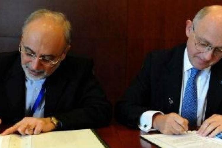 El canciller argentino y su par iraní firmando el memorándum en diciembre.