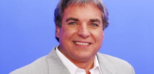 El periodista Carlos Monti recibió la notificación de prepar la preproducción como conductor del nuevo ciclo de espectáculos que comenzaría por Canal 9 a partir del lunes 18/02, a las 17:00.