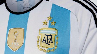 Adidas vende su camiseta de 3 estrellas sólo en dólares