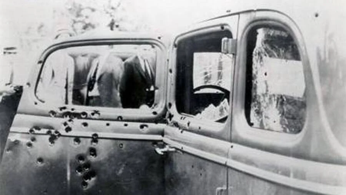 Se dispararon 130 balas, una de los cuales mató a Clyde al instante en la cabeza. Se informó que Clyde recibió 17 balazos y Bonnie 26, aunque los historiadores piensan que fueron más de 50.