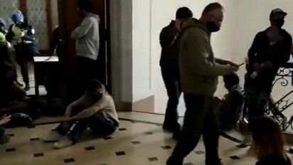 Tensión en Olavarría: Vecinos 'toman' la municipalidad, y Galli habla de 