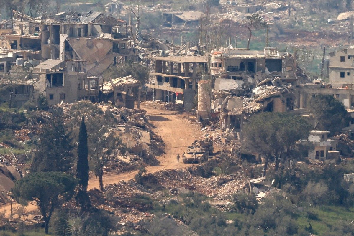Vehículo militar israelí circulando por la carretera entre casas destruidas en el sur del Líbano, cerca de la frontera con Israel, el 25/04/2026. Vehículo militar israelí circulando por la carretera entre casas destruidas en el sur del Líbano, cerca de la frontera con Israel, el 25/04/2026.