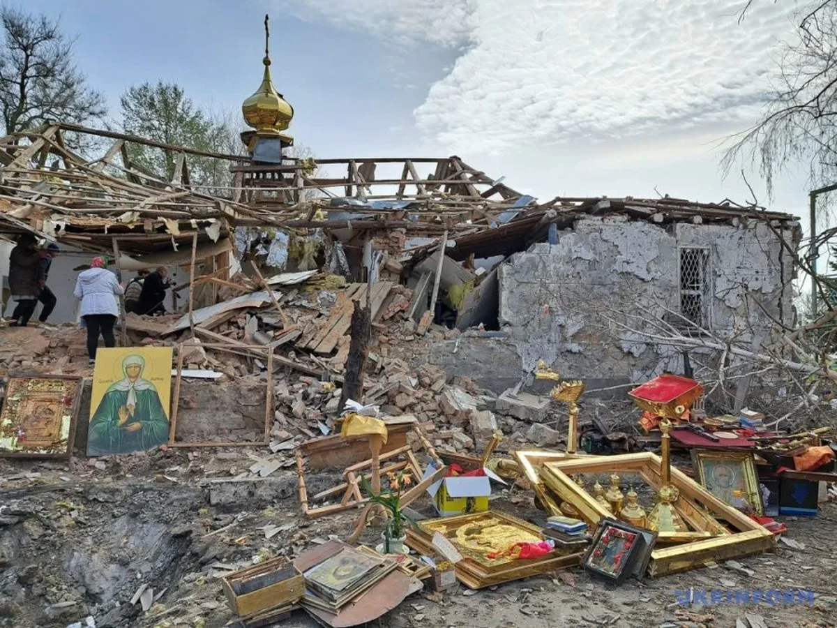 Otra Iglesia ortodoxa destruida en la localidad de Komishuvakha, en la región de Zaporiyia, sur de Ucrania.