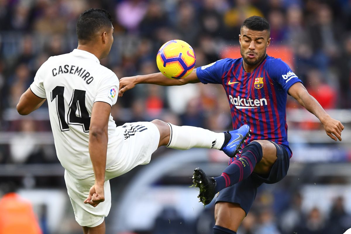 Rafinha disputa la pelota con Casemiro, en un derby ante Real Madrid Rafinha disputa la pelota con Casemiro, en un derby ante Real Madrid