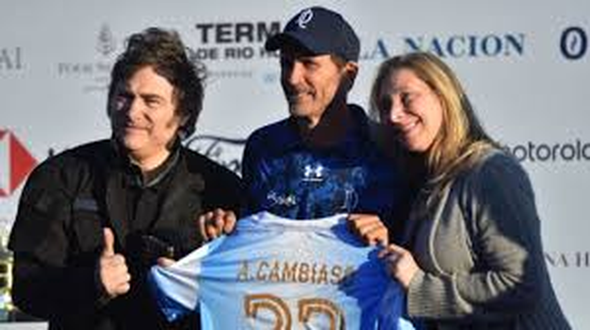 Javier Milei, Karina Milei y el polista Adolfo Cambiaso, capitán de La Natividad-La Dolfina, tras la suspensión por mal tiempo de su encuentro previsto en la semifinal del Abierto Argentino de Polo. Javier Milei, Karina Milei y el polista Adolfo Cambiaso, capitán de La Natividad-La Dolfina, tras la suspensión por mal tiempo de su encuentro previsto en la semifinal del Abierto Argentino de Polo.